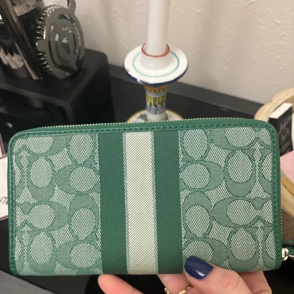 Coach Dempsey Large Phone Wallet in Signature Jacquard With Stripe And Patch - Picture 2 of 8
